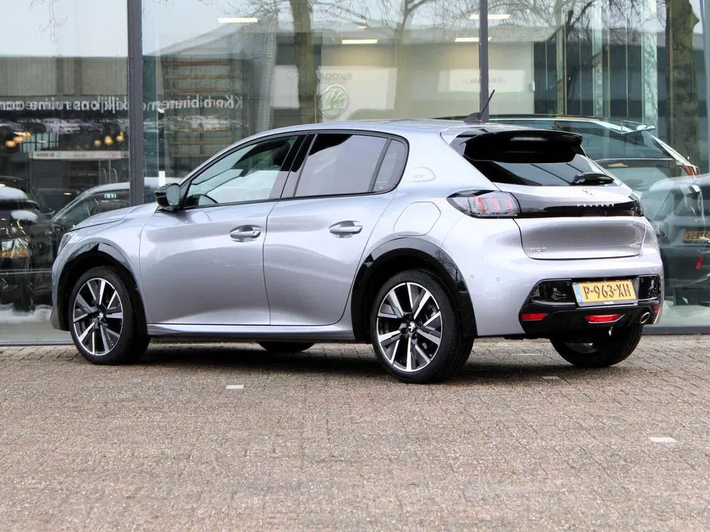 Peugeot 208 1.2 PureTech GT uit 2021, foto 2
