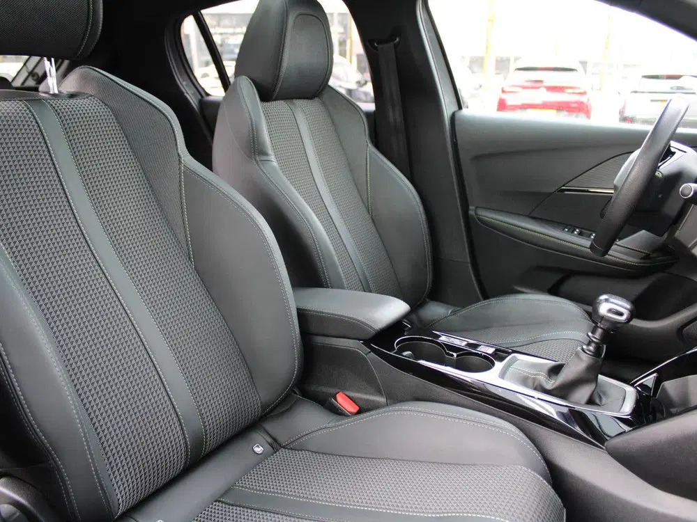 Peugeot 208 1.2 PureTech GT uit 2021, foto 8