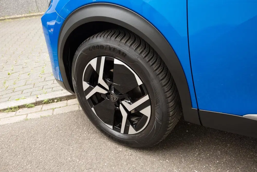 Peugeot 2008 1.2 PureTech 100 Allure uit 2024, foto 9
