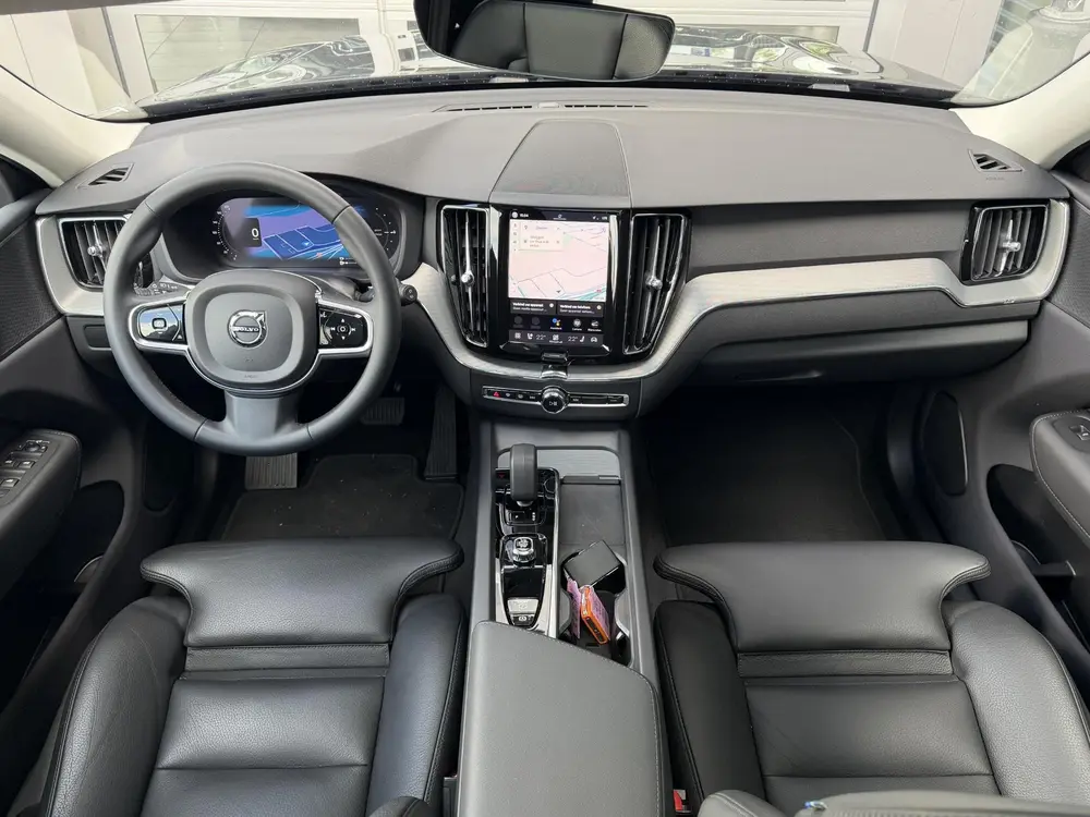 Volvo XC60 2.0 T6 Plug-in hybrid AWD Plus Dark uit 2023, foto 2