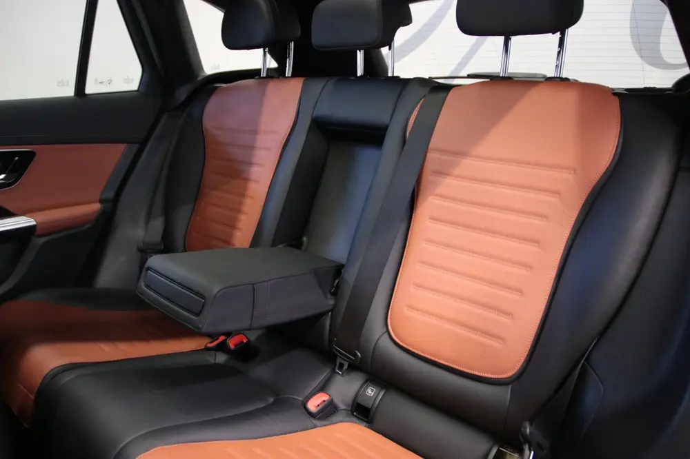 Mercedes-Benz GLC 200 4MATIC AMG Line uit 2023, foto 11