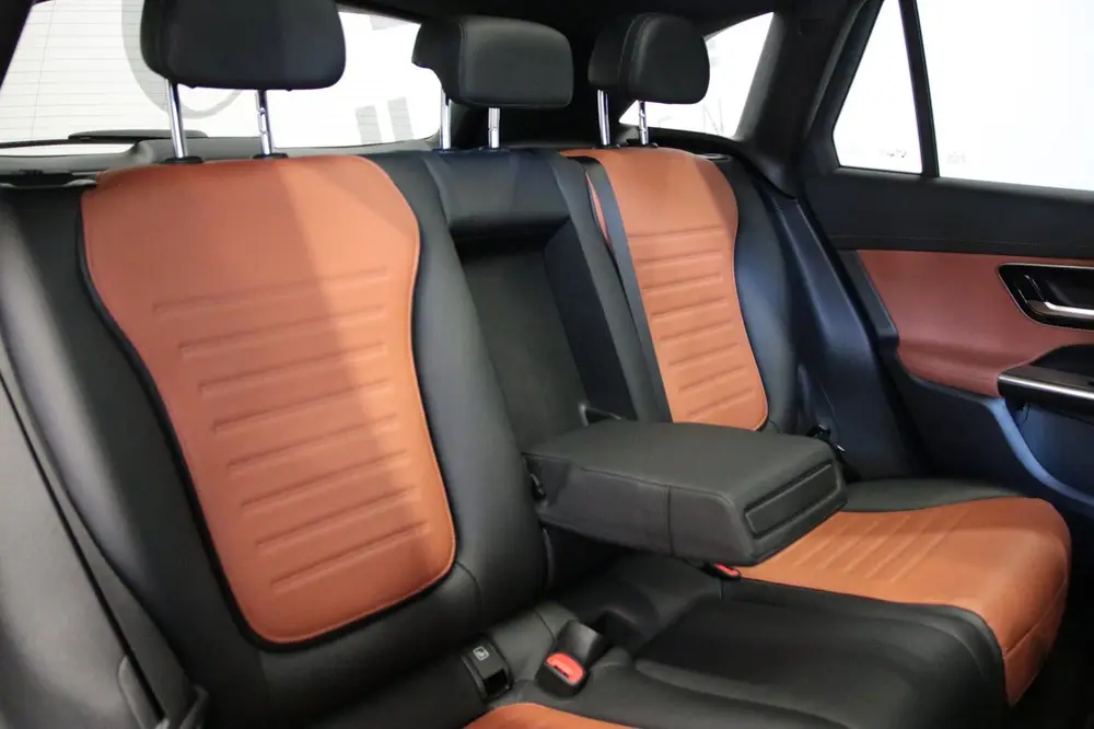 Mercedes-Benz GLC 200 4MATIC AMG Line uit 2023, foto 12