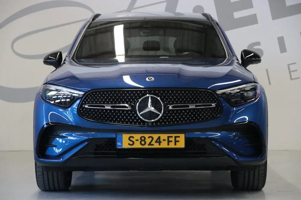 Mercedes-Benz GLC 200 4MATIC AMG Line uit 2023, foto 2