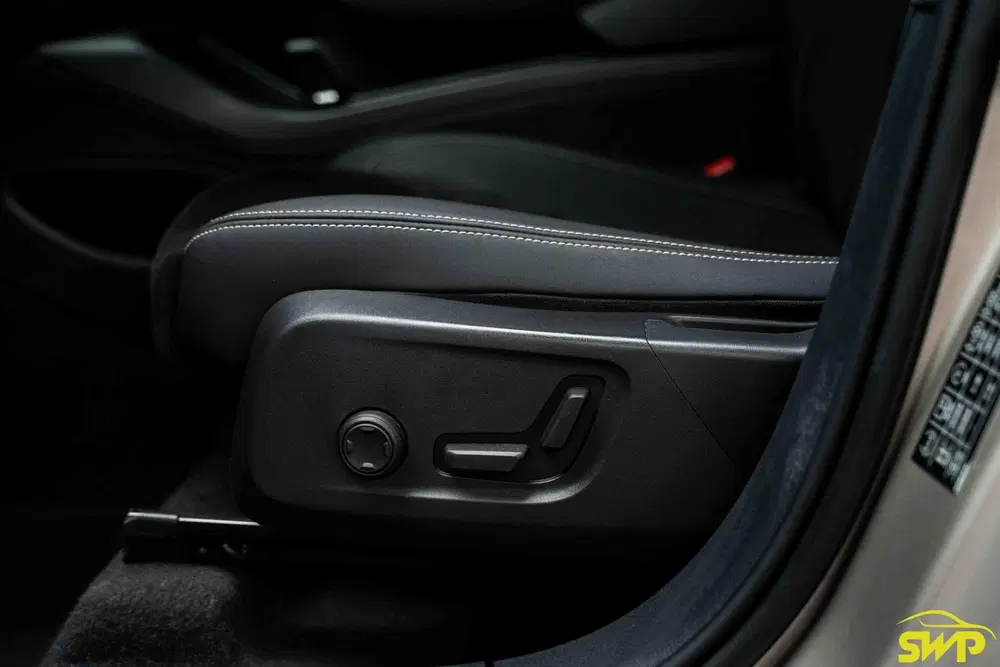 Volvo XC40 1.5 T4 Plug-in hybrid Plus Dark uit 2023, foto 4