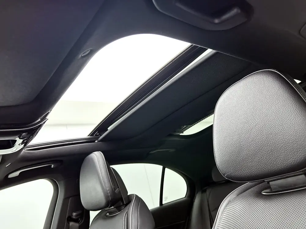 Mercedes-Benz E-Klasse 300 e AMG Plug-In Hybride AMG Line uit 2025, foto 4