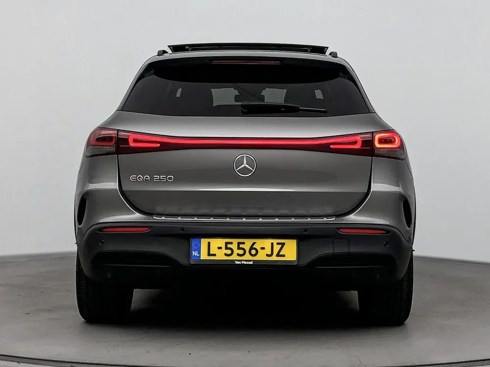 Mercedes-Benz EQA 250 AMG Line 67 kWh uit 2021, foto 3