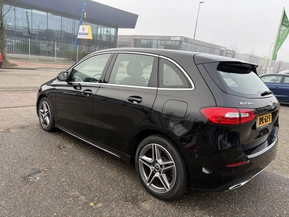Mercedes-Benz B-Klasse 250 e Business Solution AMG uit 2022, foto 2