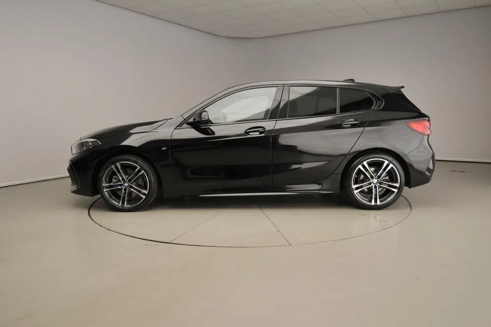 BMW 1-serie 5-deurs 118i uit 2025, foto 2