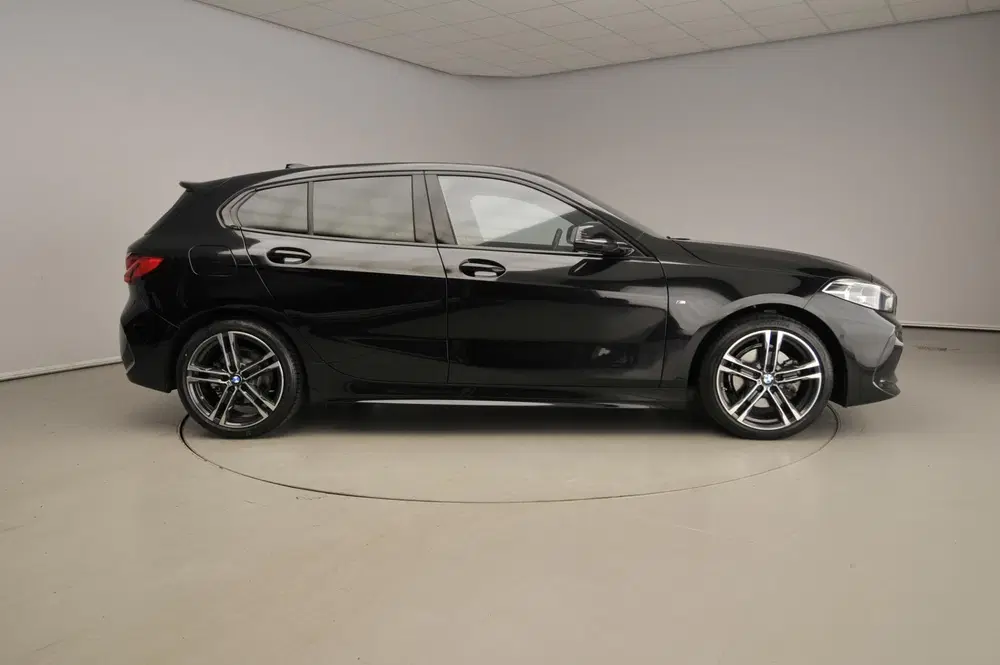 BMW 1-serie 5-deurs 118i uit 2025, foto 4