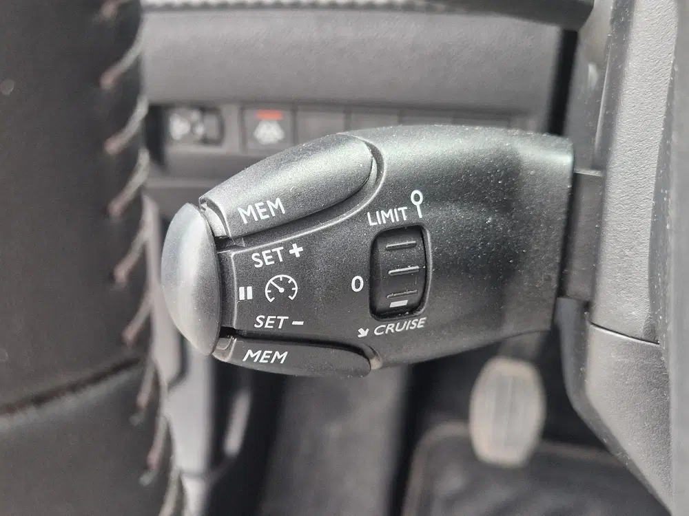Peugeot 2008 1.2 PureTech Allure Pack Luxe uitvoering uit 2023, foto 15