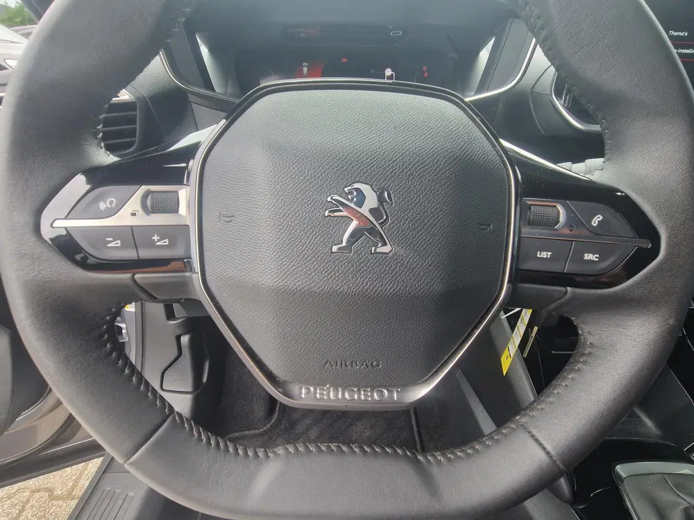 Peugeot 2008 1.2 PureTech Allure Pack Luxe uitvoering uit 2023, foto 16