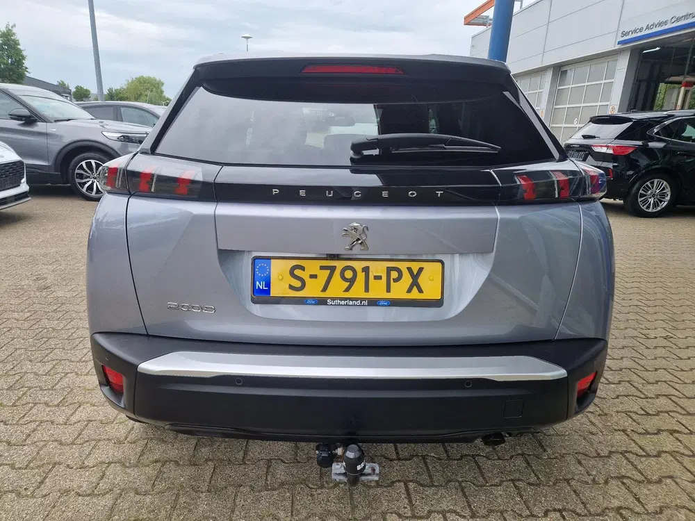 Peugeot 2008 1.2 PureTech Allure Pack Luxe uitvoering uit 2023, foto 4