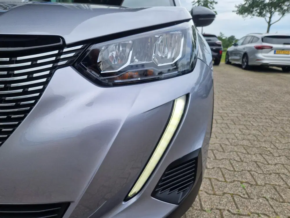 Peugeot 2008 1.2 PureTech Allure Pack Luxe uitvoering uit 2023, foto 7