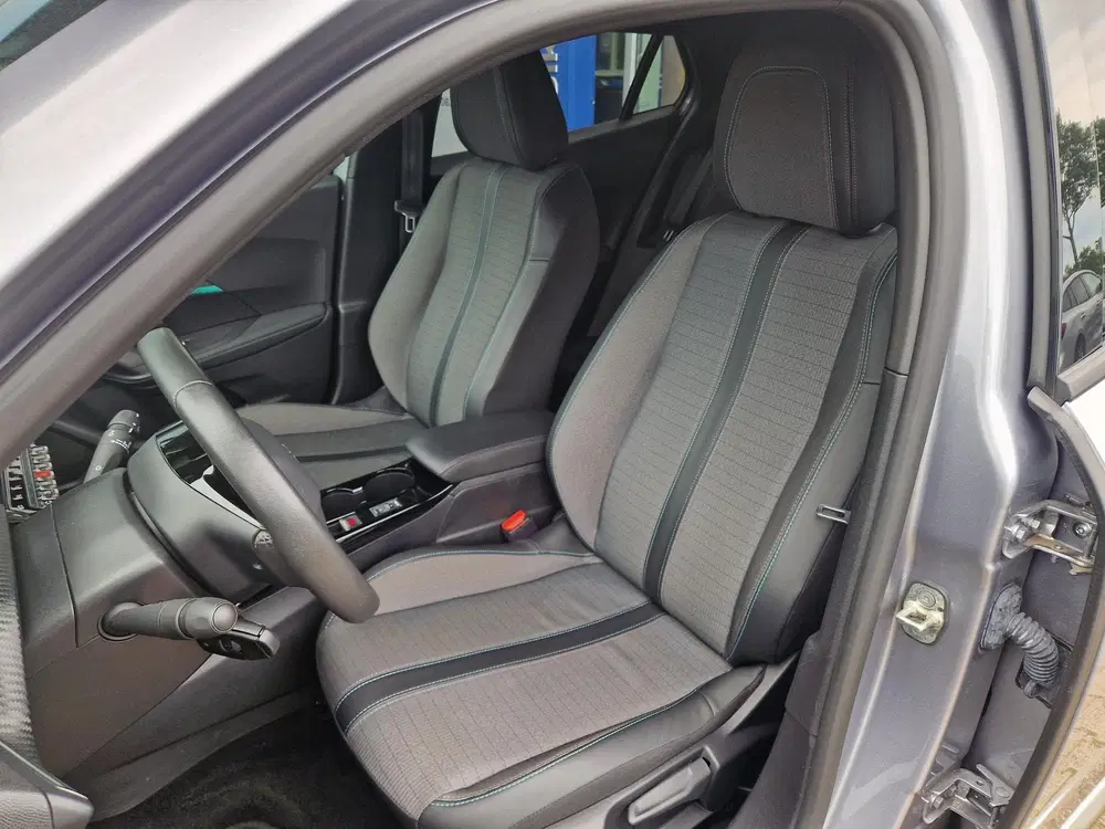 Peugeot 2008 1.2 PureTech Allure Pack Luxe uitvoering uit 2023, foto 8