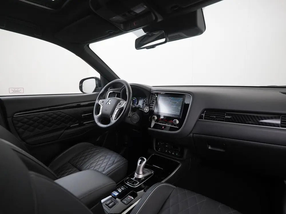 Mitsubishi Outlander 2.4 PHEV Instyle | Schuifdak | Leder | uit 2019, foto 2