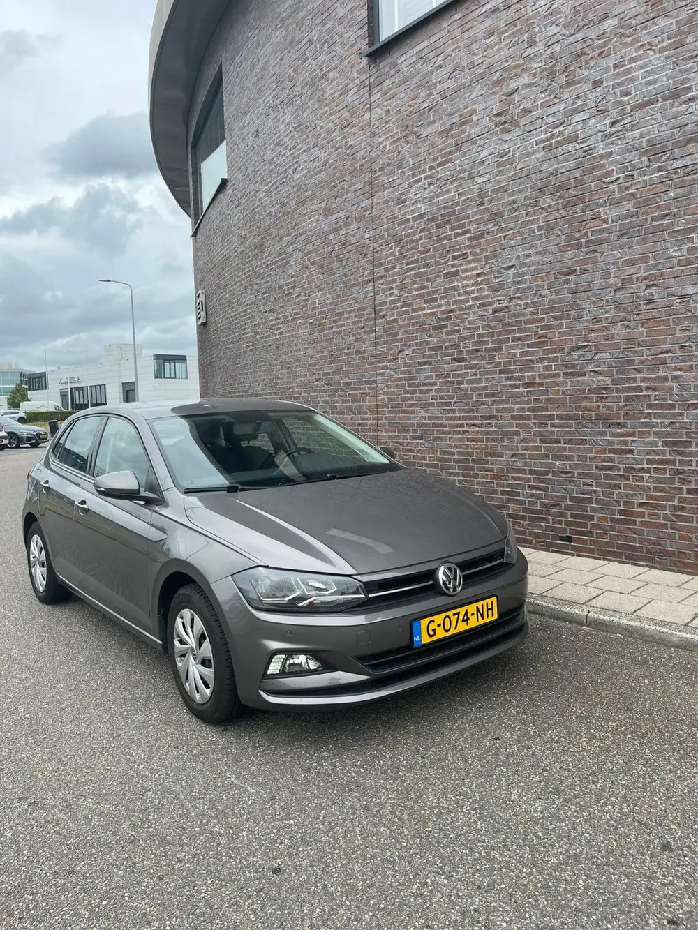 Volkswagen Polo 1.0 TSI 95pk 2019 Limestone Grey metallic. uit 2019