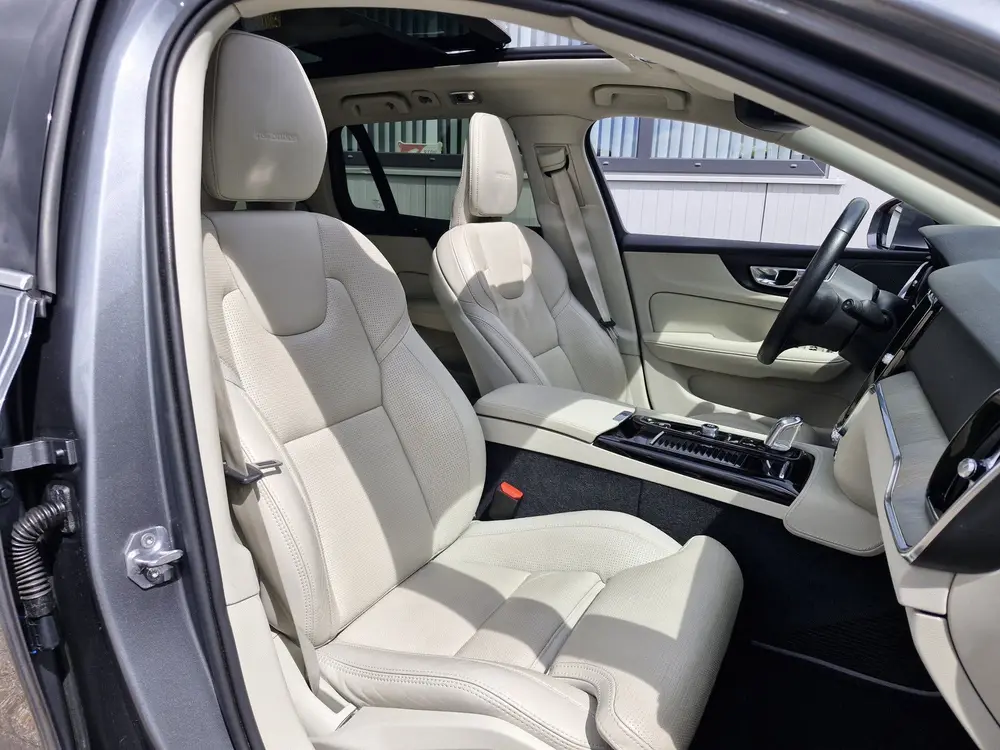 Volvo V60 T8 Twin AWD uit 2019, foto 13