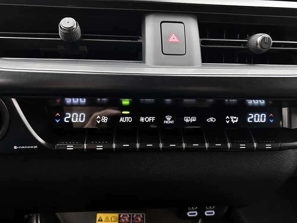 Lexus UX 300h F SPORT Design uit 2025, foto 10