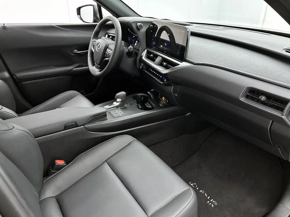 Lexus UX 300h F SPORT Design uit 2025, foto 6