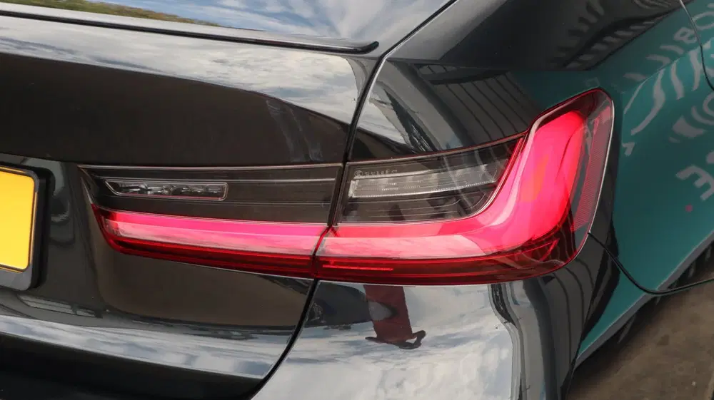 BMW 3-serie 330e SOH95% M-Pakket Pro Matrix Pano Trekh uit 2024, foto 11