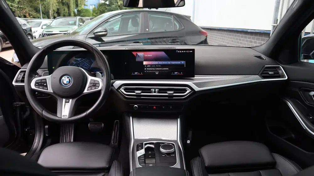 BMW 3-serie 330e SOH95% M-Pakket Pro Matrix Pano Trekh uit 2024, foto 19