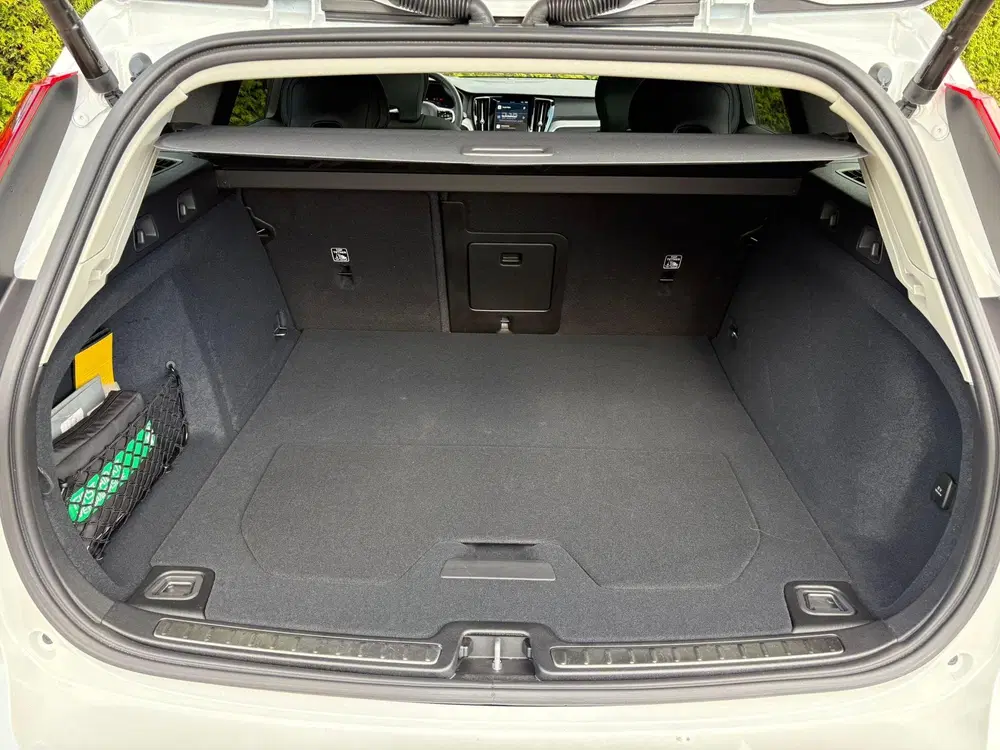 Volvo V60 T8 Plug-in hybrid AWD Ultra Dark uit 2024, foto 10