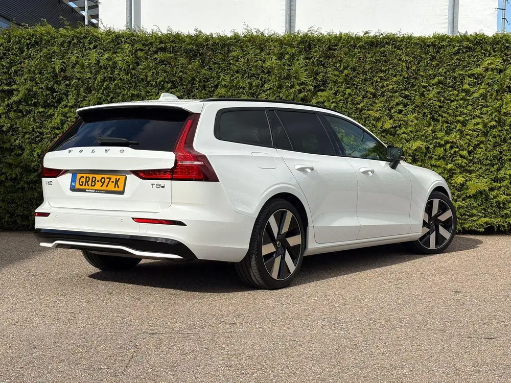 Volvo V60 T8 Plug-in hybrid AWD Ultra Dark uit 2024, foto 14