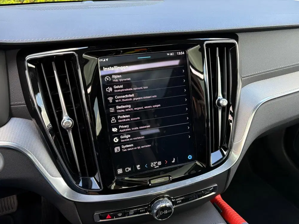 Volvo V60 T8 Plug-in hybrid AWD Ultra Dark uit 2024, foto 17