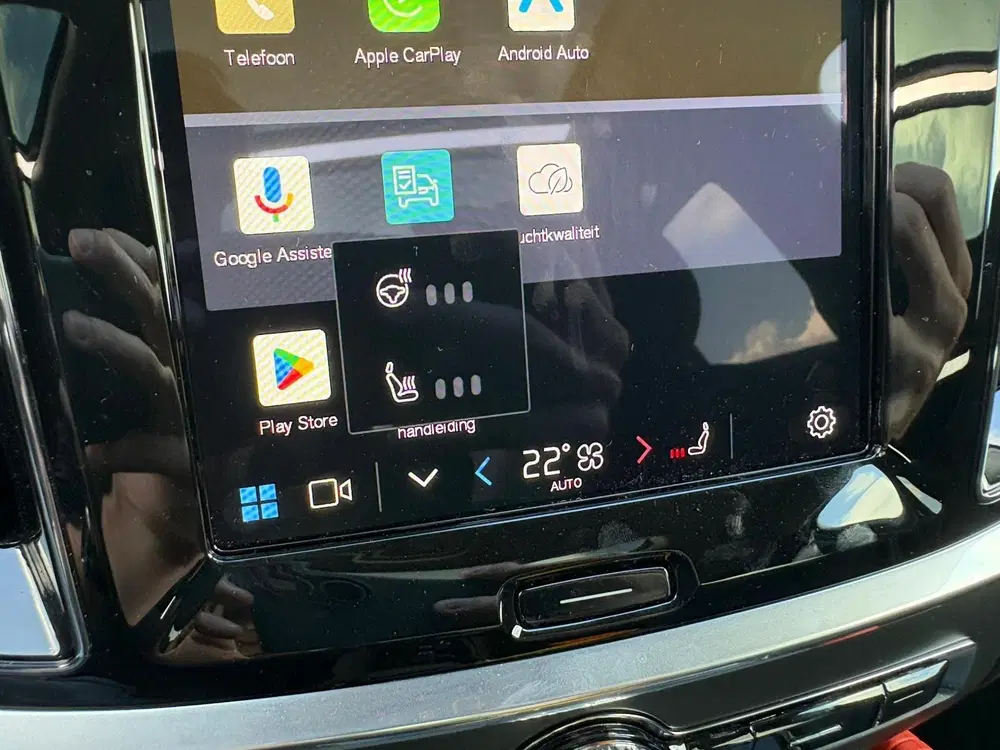 Volvo V60 T8 Plug-in hybrid AWD Ultra Dark uit 2024, foto 19