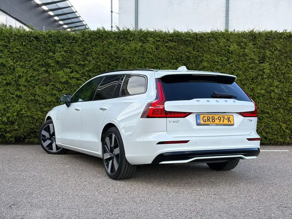 Volvo V60 T8 Plug-in hybrid AWD Ultra Dark uit 2024, foto 2