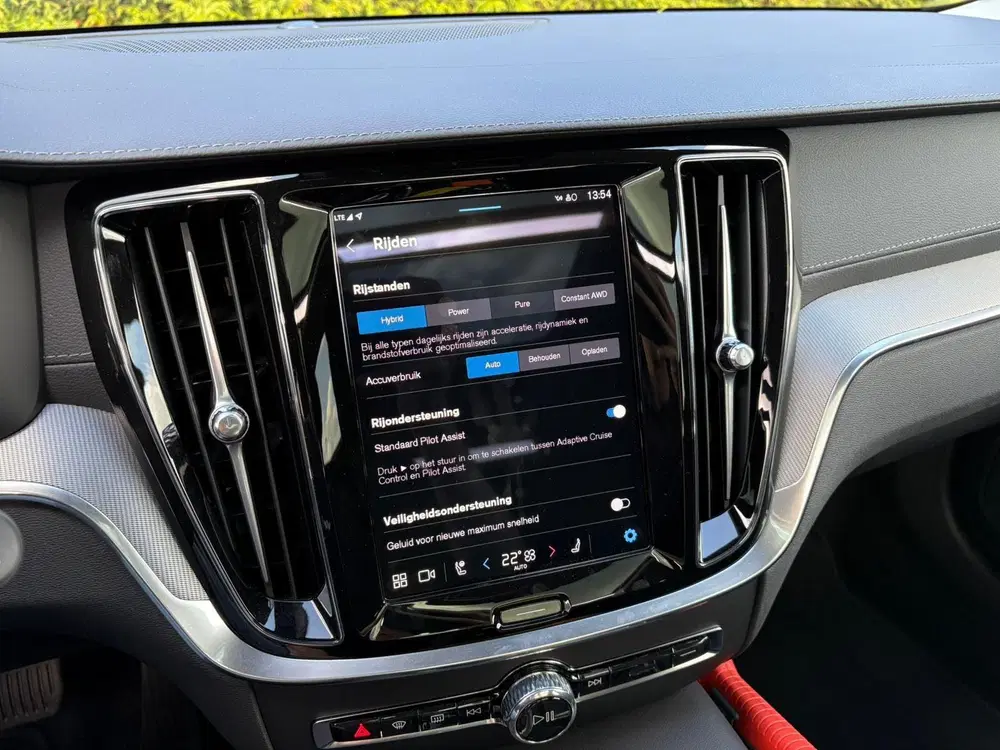 Volvo V60 T8 Plug-in hybrid AWD Ultra Dark uit 2024, foto 20