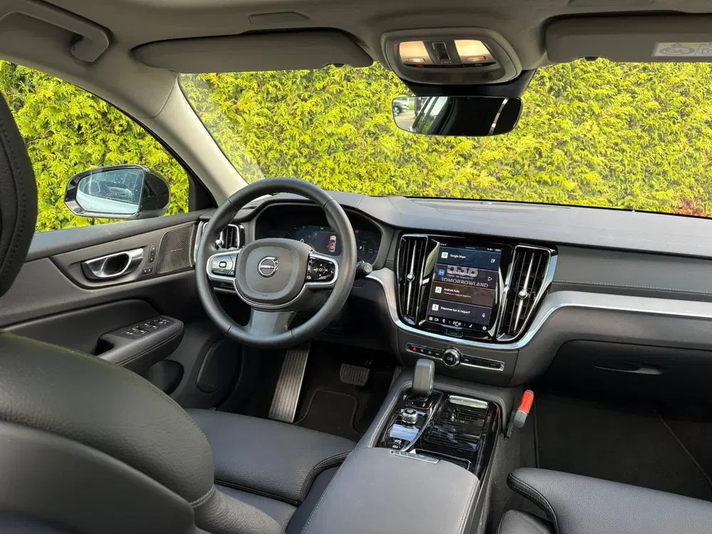 Volvo V60 T8 Plug-in hybrid AWD Ultra Dark uit 2024, foto 3