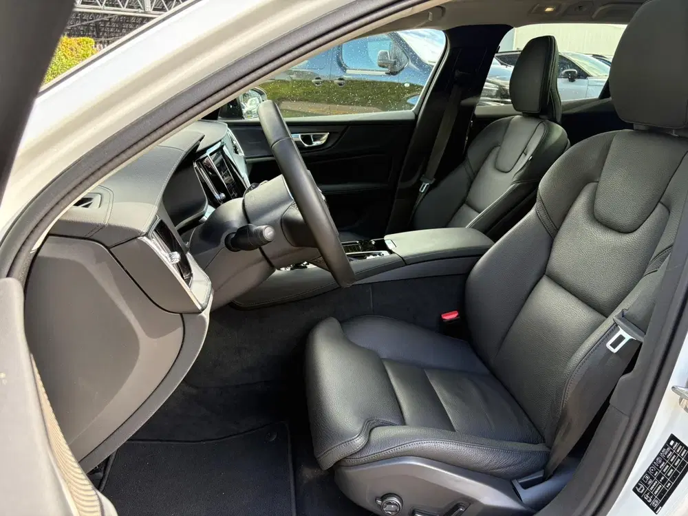 Volvo V60 T8 Plug-in hybrid AWD Ultra Dark uit 2024, foto 5
