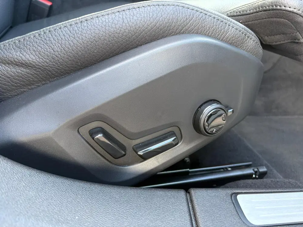 Volvo V60 T8 Plug-in hybrid AWD Ultra Dark uit 2024, foto 6