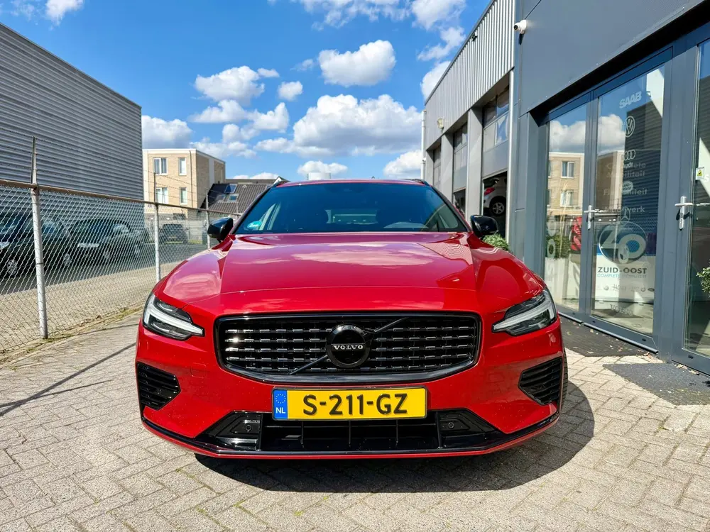 Volvo V60 2.0 T8 Recharge AWD R-Design uit 2021, foto 2