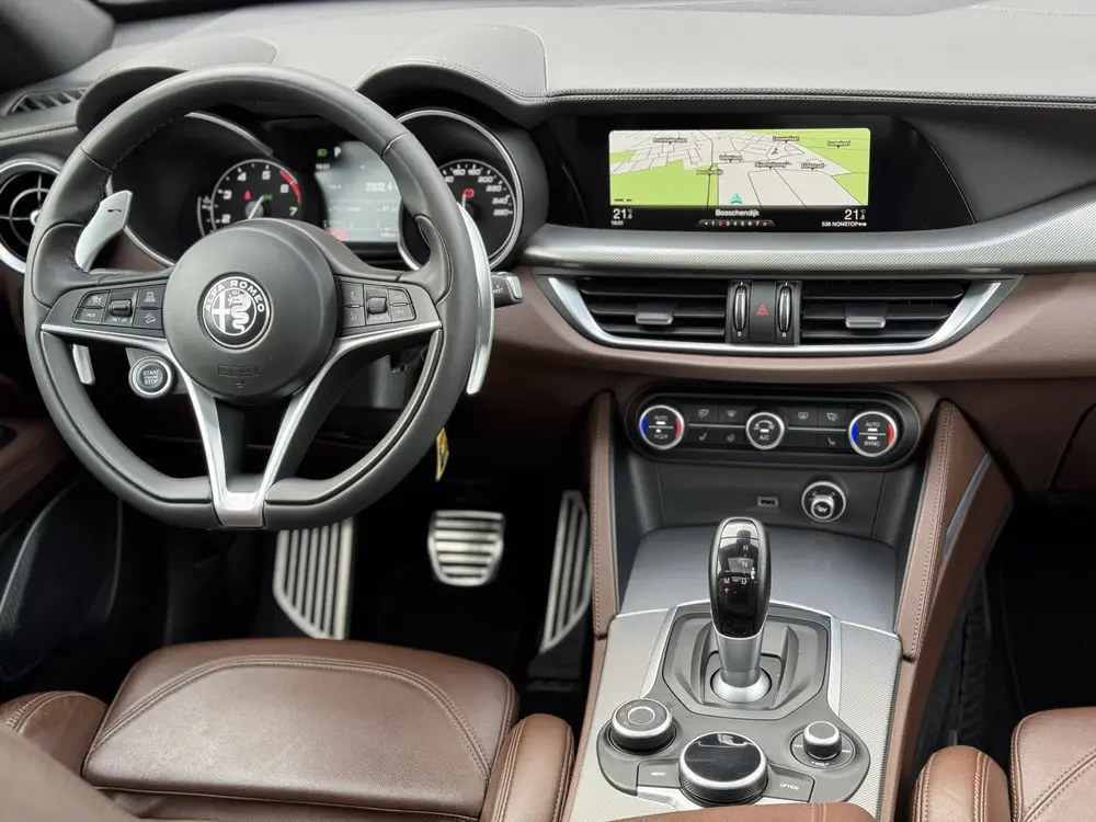Alfa Romeo Stelvio 2.0 T AWD B-Tech | Panorama | Veloce Seat uit 2019, foto 17