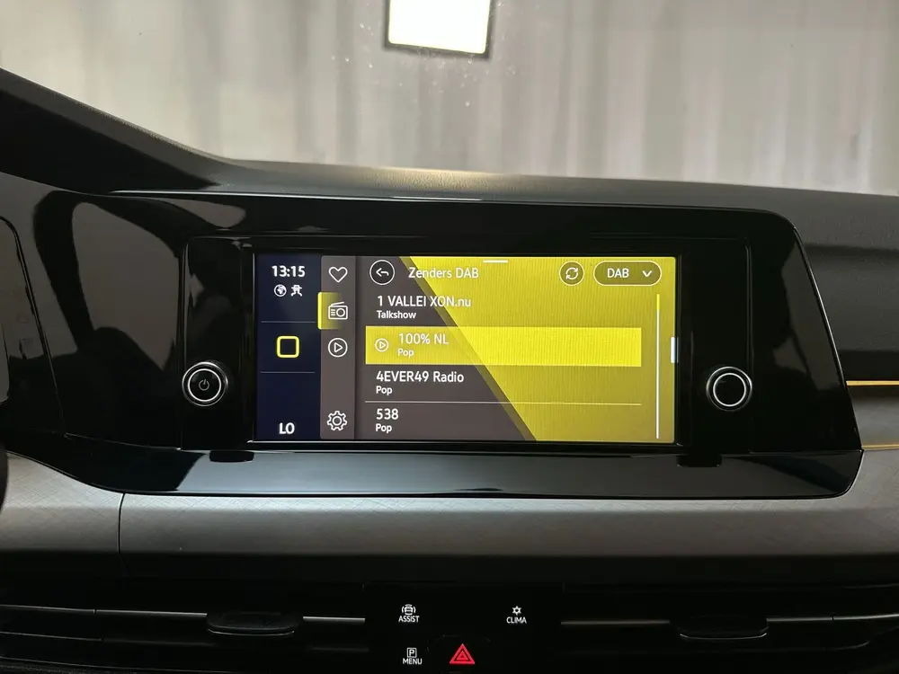 Volkswagen Golf 1.0 TSI 110pk Life Sfeerverlichting Navigati uit 2022, foto 11