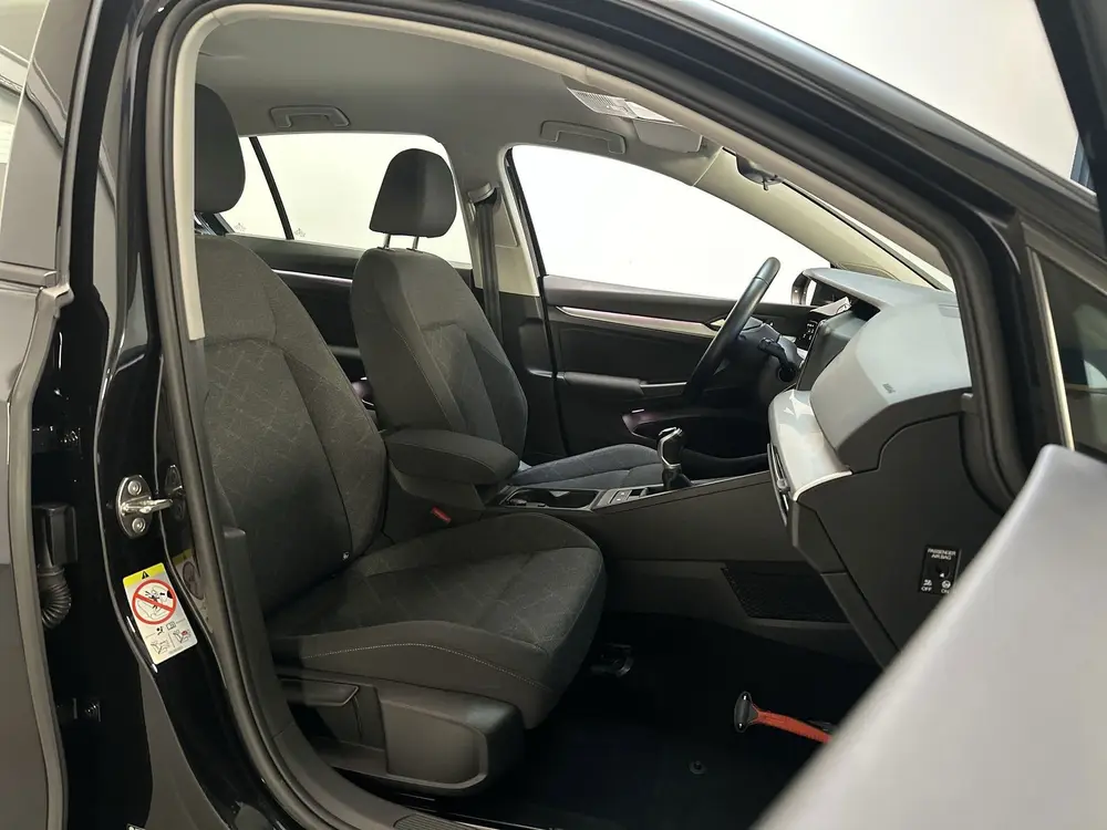 Volkswagen Golf 1.0 TSI 110pk Life Sfeerverlichting Navigati uit 2022, foto 5
