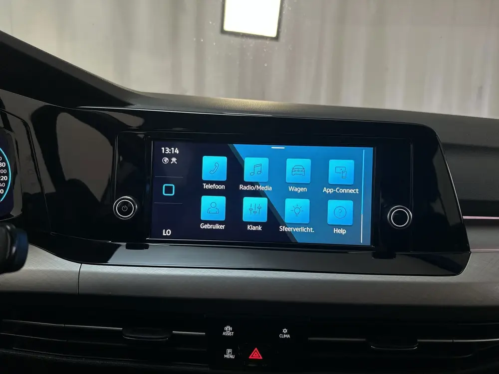 Volkswagen Golf 1.0 TSI 110pk Life Sfeerverlichting Navigati uit 2022, foto 9