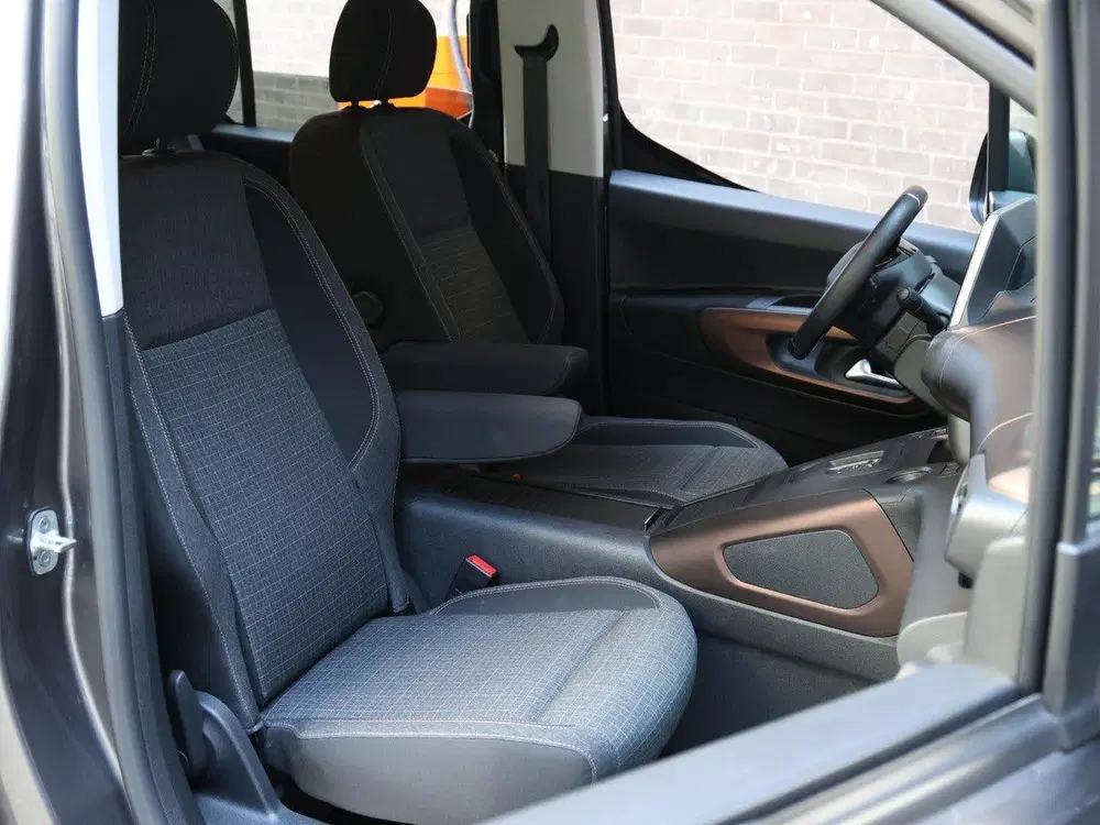 Peugeot Rifter GT 50kWh 136pk uit 2022, foto 11
