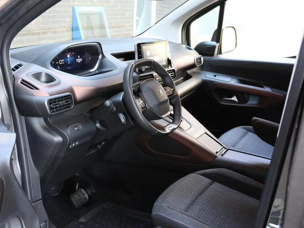Peugeot Rifter GT 50kWh 136pk uit 2022, foto 12