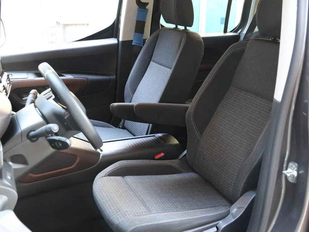 Peugeot Rifter GT 50kWh 136pk uit 2022, foto 13