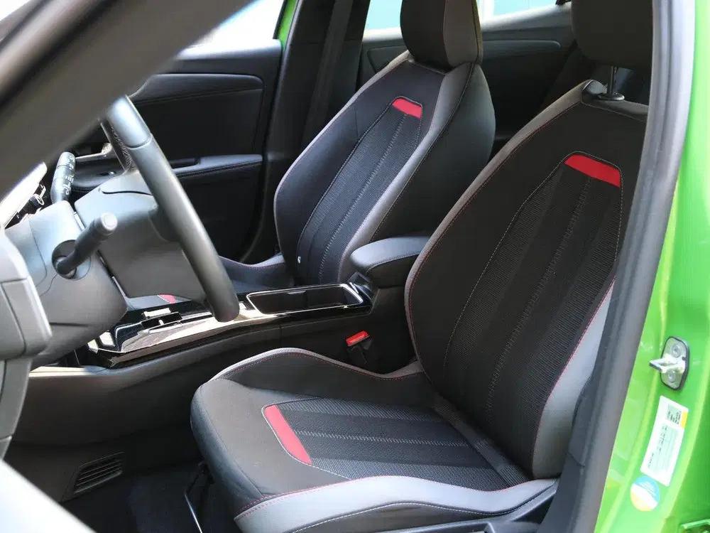 Opel Mokka GS-Line 50kWh 136pk uit 2023, foto 14