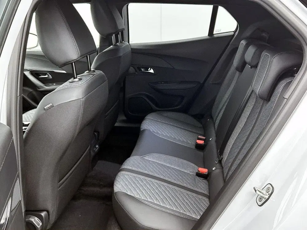 Peugeot 2008 1.2 Hybrid 145 Allure Navigatie uit 2025, foto 13