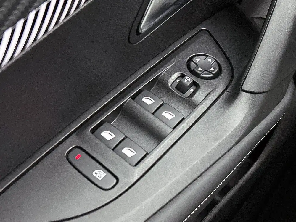 Peugeot 2008 1.2 Hybrid 145 Allure Navigatie uit 2025, foto 15