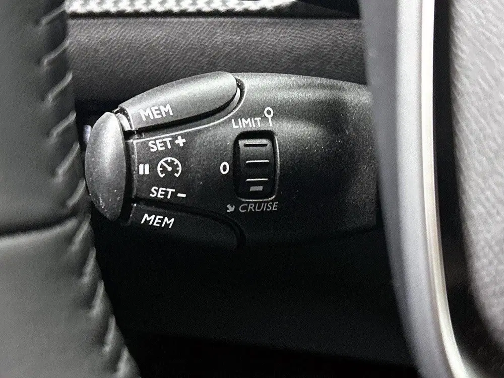 Peugeot 2008 1.2 Hybrid 145 Allure Navigatie uit 2025, foto 18