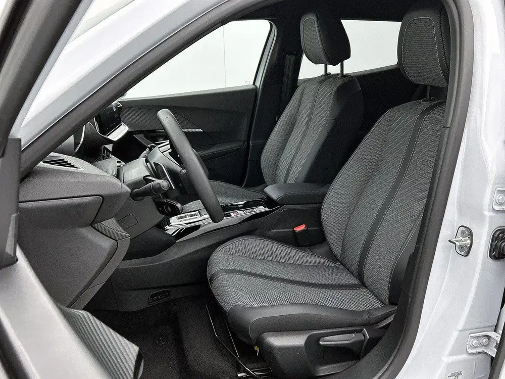 Peugeot 2008 1.2 Hybrid 145 Allure Navigatie uit 2025, foto 9
