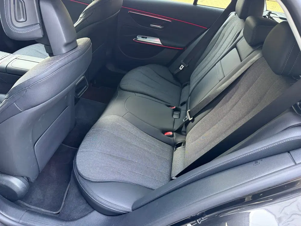 Mercedes-Benz E-Klasse 300 e Exclusive Line uit 2024, foto 12