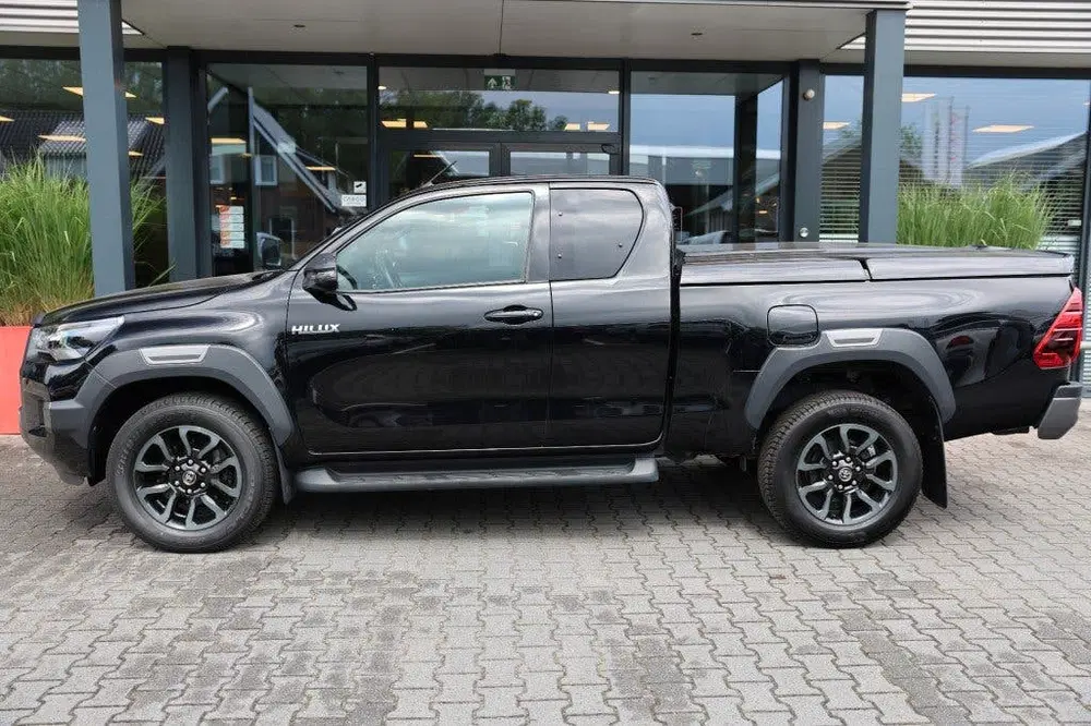 Toyota Hilux 2.8 D-4D X-TRA CAB INVINCIBLE A uit 2021, foto 2