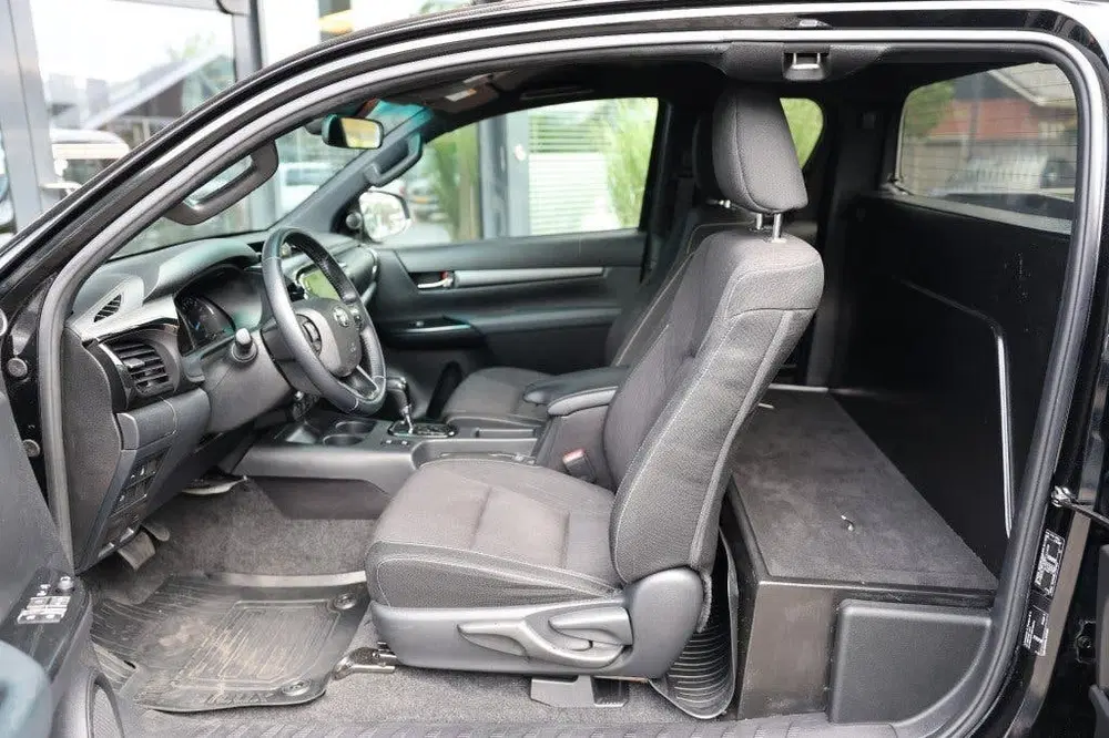 Toyota Hilux 2.8 D-4D X-TRA CAB INVINCIBLE A uit 2021, foto 4